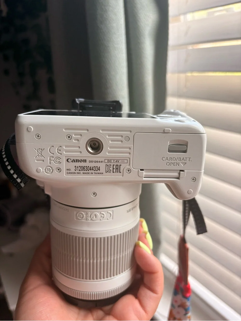 Canon White DSLR Camera with Black Lens Cap